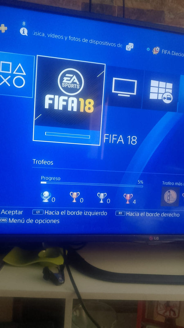 Santiago jugando FIFA 18 en su PS4